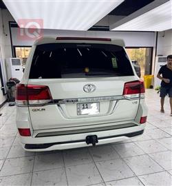 تۆیۆتا لاند کروزەر